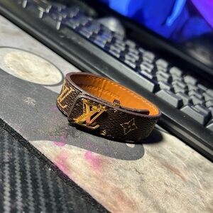 Selling a louis vuitton bracelet 
Size: 21
Materiel: leather 
color: brown